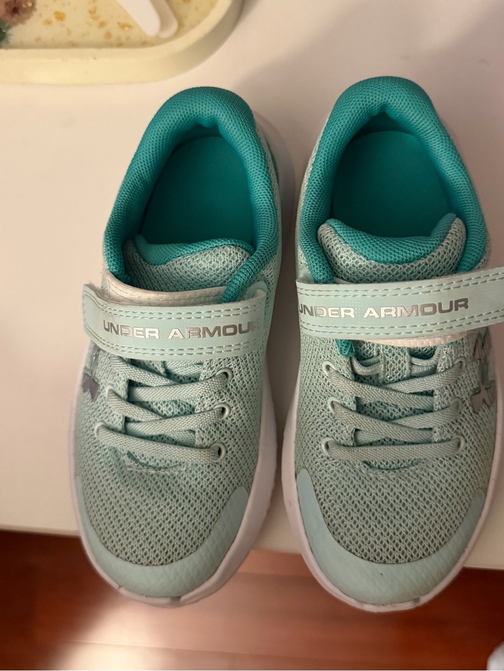 Under Armour Kids Mint Teal Mesh Hook-and-Loop Sneakers WORN ONCE